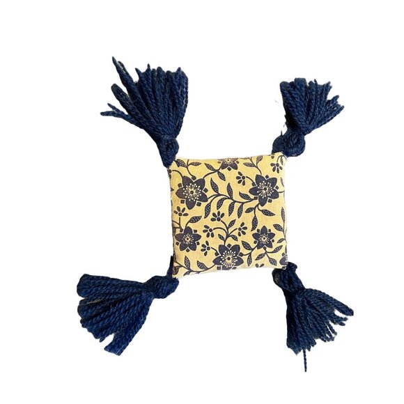 Vintage Cottage Core Needlepoint Monogram tasseled "S" sachet pillow farmhouse - Picture 3 of 5